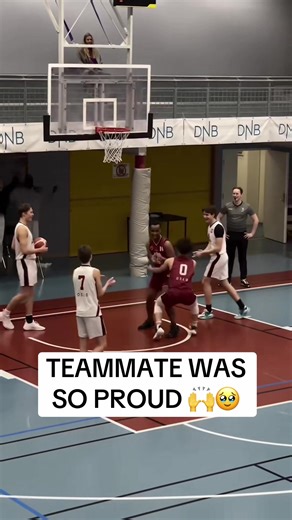 What a moment 🥹🔥(via jovellanos23/IG) #basketball #teammate #wholesome #sports
