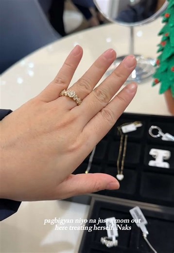 Been loving the elegant pieces from Top Jewel Limited Store! ✨ Moms, promise… kung gusto niyo ng quality diamonds na swak sa budget, this is the place. 💍💛 📍Peninsula Square 17th floor room 1710 Sung On St. Hung Hom Kowloon, Hong Kong 📞FOR RESERVATION Call: 09176266344 #giftideas #jewelry #diamond #hongkong #gift
