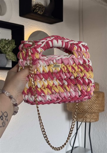 LIVRAISON OFFERTE EN POINT RELAIS ! 😍 Et pour toute première commande, inscris-toi à la newsletter et profite de -10 % sur ta commande 💗 Personnalise ton sac sur ELOOP (lien en bio) ✨ #saccrochet #crochetbag #tshirtyarn #tutocrochet #crochettutorial