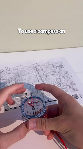 Cómo usar una brújula en un mapa