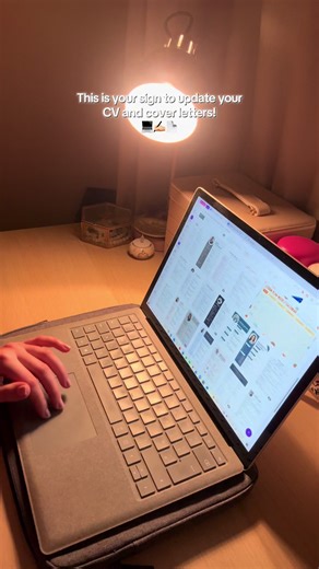 Get on it guys and apply for those jobs! 💻📄✍🏼 #thirdyear #graduating #adulting