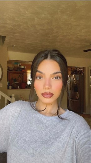 Alejandra on Instagram: "My new go-to summer look💖☀️ PRODUCTS USED: @r.e.m.beauty Liquid Eyeshadow in “