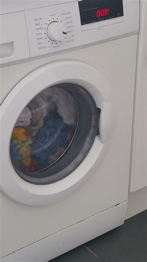 logik washing clothes in rinse and spin