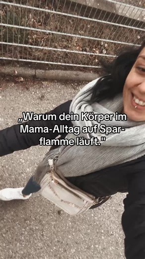 Warum dein Körper im Mama-Alltag auf Sparflamme läuft? Weil er versucht, mitzuhalten. 🤍 Wenig Schlaf. Kaum echte Pausen. Dauerverantwortung. Mental Load rund um die Uhr. 🧠 Für dein System ist das Dauerstress. Und ein Körper unter Dauerstress schaltet in den Energiesparmodus. Er reduziert Verbrauch. Er hält Reserven fest. Er priorisiert Stabilität statt Veränderung. Nicht, weil er dich ärgern will. Sondern weil er dich schützen möchte. Ein erschöpftes System funktioniert anders als ein ausgeruh