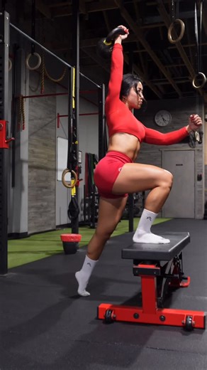 Linnea on Instagram: "EXPLOSIVE KNEE DRIVE STEP-UPS: Unilateral/first step push off, hip power, trunk control, ankle strength + stability for more explosive/efficient movement 🔗 in bi0 for my explosive training program 🤝🏼 MENU(3 variations): 1️⃣ Slow eccentric barbell reverse lunge to knee drive step up- ensure step up is not too high/slightly above-below knee level, heel elevated but stable on ground, knee over foot up on bench/step. Feet start together, step back, slow tempo load forward wo