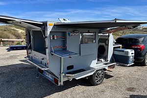 Tinyvroum : Survivor, une mini-caravane française, légère et autonome équipée de panneaux solaires