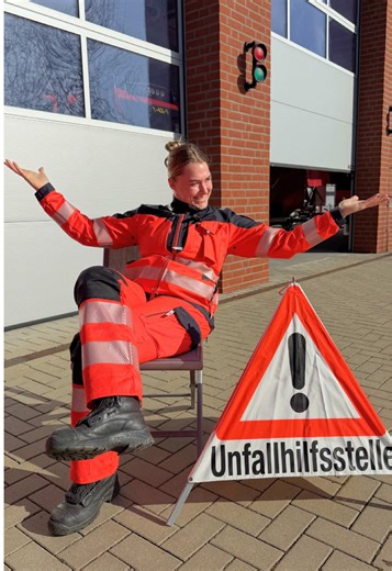 Beim OrgL-Lehrgang trainieren unsere angehenden Organisatorischen Leiter:innen Rettungsdienst den Ernstfall: sichten, triagieren, koordinieren – und dabei den Überblick behalten. Unsere „Patient:innen“? Karten auf dem Boden. Der Stress? Ziemlich real. 😅 Denn bei einem MANV (Massenanfall von Verletzten) muss jede Entscheidung sitzen – auch wenn’s chaotisch wird. Und wie man sieht: Üben kann auch Spaß machen.