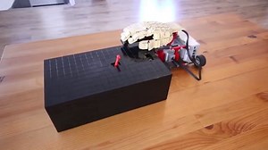 Boîte inutile vs Main robotisée en LEGO