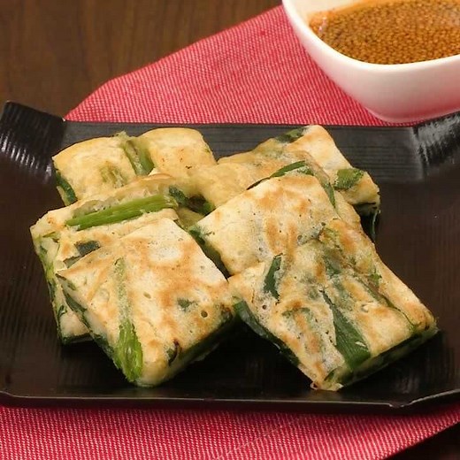 お手軽スピード一品♪ お好み焼き粉で簡単チヂミ風のレシピ動画・作り方 | デリッシュキッチン