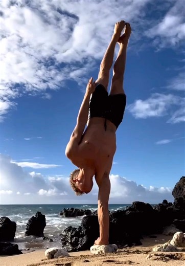 Awakening with the sunrise 🌅 Breath in, worries out — yoga by the sea to realign the body, calm the mind, and reconnect with the soul. This is your sign to slow down and flow 🌊🧘‍♂️ #BeachYoga #MorningFlow #YogaAwakening #MindfulMovement #YogaCommunity