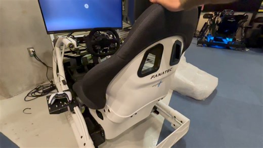 FANATECの純正コクピット「ClubSport GT Cockpit」実機のレビュー記事アップした😬https://t.co/JNGn5vC4rW・アルミフレームとのリアルな違い・調整機構の使いやすさ・買うべき人／やめた方がいい人※ZENKAIRACINGさんで取材？と称して見せてもらってきた😬2台もコクピット置くスペース無いから買えてはない☺️シートが2ピース構造だったので、個人的に剛性が気になっていたこのシート、結構しっかりしていると思ってる。一番弱い位置を結構力かけて押してるけど、硬くそこまで変形しない。そして、調整機構がスムーズに動く。（その動画はまた今度）