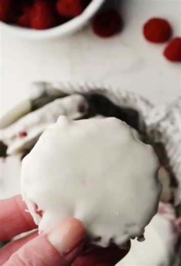 White chocolate raspberry cheesecake bites (no-bake)