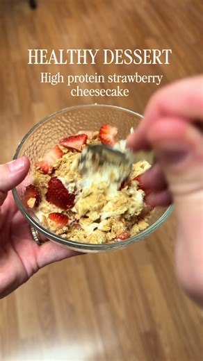 This is TOO GOOD not to share🤤 Satisfies your sweet tooth and it’s around 20g of protein!! I didn’t use any measurements, just measure with your heart👍 #healthydesserts #highprotein #postpartummeals #snackideas