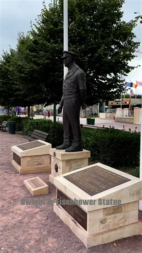Dwight D. Eisenhower Statue Ste-Mere-Eglise #DDay #ww2 #ww2history #wwiihistory #normandy #airborne #bandofbrothers #normandy1944 #ww2veteran #normandie #NormandieTourisme | Omaha Beach Memory