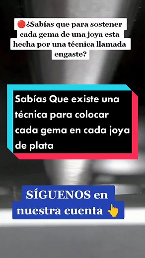 📌¿Sabías que existe una técnica llamada engaste para sostener cada gema de una joya? El engaste es una técnica especializada en la joyería que involucra la colocación y fijación de piedras preciosas en una pieza de metal. Si estás utilizando un engaste de garras, dobla cada garra cuidadosamente sobre la piedra para sujetar. Si estás utilizando un engaste de bisel, presiona el borde del bisel sobre la piedra para sujetar de manera segura. ¿Quieres conocer más sobre la técnica de engaste? Sigueno