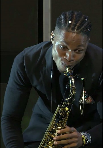 Masterful Saxophone Performance of Despacito