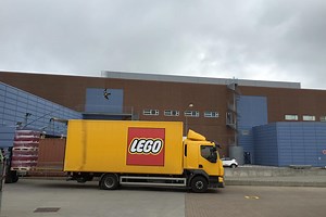 Briques, plastique et robots : une visite à l’usine de fabrication des Lego