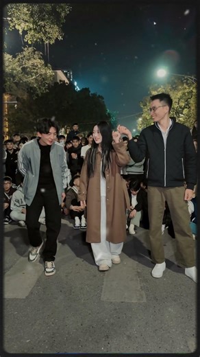 The girl is so pretty and gentle, what a pity for the guy ☺️