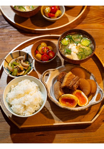 今日の献立🍚 ・味しみ豚バラ大根 ・小松菜としめじの煮浸し ・ミニトマトのマリネ ・きゅうりとオクラの冷や汁 〈豚バラ大根〉 材料 豚バラブロック…300g 大根…1/2本 A水…400ml A酒…大さじ4 A醤油、砂糖…各大さじ3 Aオイスターソース…大さじ1 Aネギの青い部分、しょうが…あれば ゆで卵…お好みで 作り方 1.豚バラブロックは3〜4cm角に切る。大根は1cm幅に半月切りにする。 2.大きめの鍋に1、Aを入れて蓋をして弱めの中火で1時間煮込む。 3.しっかり味が染み込んだら火を止める。味たまを作る場合はゆで卵を入れてしばらく置く。 ・豚肉の臭みが気になる人は1度下茹でしてから調理してください◎ ・材料の分量はお好みで調整してください◎ ・ゆで卵は6分半茹でたものを使用しています◎ #豚肉 #大根 #おうちごはん #晩御飯 #簡単レシピ