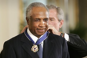 Hall of Famer, pioneering manager Frank Robinson dies at 83