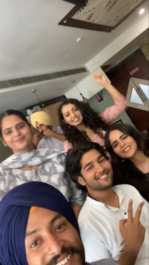 Aanand Priya on Instagram: "Eda bitaundi hai YCB di team aapna interviews nal bharea hoya din!!! . . . . . . . . . . . . . . . . . #ycb #yaarchalebahar #trending #trollpunjabi #youtube #webseries #friends #actor #actorslife #aanandpriya #yaarjigrikasootidigri #yjkd #punjab #punjabi #reelsinstagram"