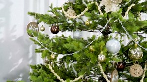 HOMCOM 9ft Artificial Christmas Tree, Sparse Realistic Cedar Tree with 4306 Tips, Easy Assembly, Hinged Xmas Tree for Home Office Holiday, Green