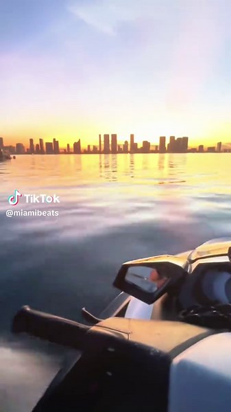 Nothing beats golden hour in Miami 🤩 📹: @LeonardoP’🧊 #miami #miamibeach #jetski #sunset #goldenhour