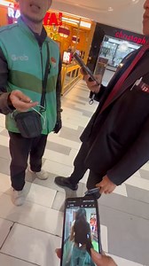 Tadi aku jalan di salah satu Mall yang ada di Palembang dan direkam sama driver @GrabID bernama MAKMUN HARIS atau HARIS MUNANDAR, dan videoku dikirim ke grup driver grab lalu direspon oleh beberapa driver yang ada di grup seperti yang ada di foto.