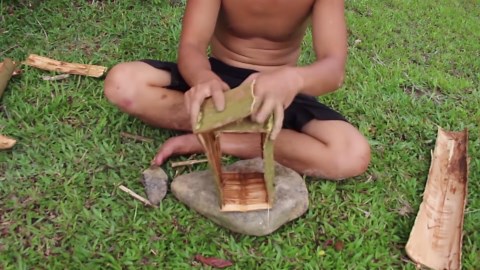 Construire un Toboggan Aquatique avec des Outils Primitifs — Incroyable !