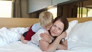 Mutter Und Sohn Liegen Morgens Auf Dem Bett, Der Junge Küsst Und Umarmt Seine Mutter Stock Video - Video von familie, mamma: 167806465
