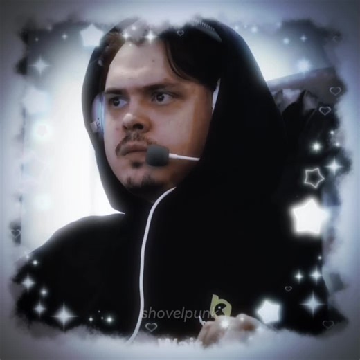 тг про Элека denissharipov #ELECTRONIC #cs2 #fyp #edit Дени́с Раи́левич Шари́пов[1] (род. 2 сентября 1998, Казань) — российский киберспортсмен по Counter-Strike 2, выступающий под никнеймом electroNic[2]. Известен своими выступлениями за команду Natus Vincere, с которой в 2018 году занял второе место на чемпионате FACEIT Major: London 2018, а в 2021 выиграл PGL Major Stockholm 2021. С 2018 по 2021 год четыре раза подряд попадал в рейтинг топ-20 лучших игроков мира по версии портала HLTV.org, зан