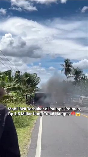 INFO K3 INDONESIA on Instagram: "Satu unit mobil boks milik Perusahaan Swadaya Sarana Informatika (SSI), rekanan Bank Negara Indonesia (BNI) Cabang Polewali Mandar (Polman), hangus terbakar di Dusun Palippis, Desa Bala, Kecamatan Balanipa, Kabupaten Polman, Sulbar,. Peristiwa ini terjadi sekira pukul 12.35 Wita, Rabu 12 November 2025. Mobil Daihatsu Grandmax bernomor polisi B 9345 PCU itu diketahui sedang bertugas melakukan pengisian uang ke sejumlah mesin ATM milik BNI di wilayah Polman dan Maj