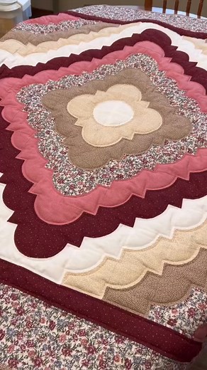 1.7K views · 18 reactions | Drinkar’s Path Quilt Credit: steelemakes ❤️ #quilting #quiltshow #drunkardspath #maker #pillowcase #sewing #grandma #grandmaquilt | Caroline Wielgosz | Facebook