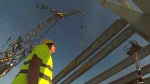 In Obertshausen bei Frankfurt a.M. entsteht Deutschlands größtes Paketzentrum für Deutsche Post DHL. Die Arbeiten für das Logistikprojekt der Superlative sind in vollem Gange. Riesige Träger für die Hallenhülle werden montiert. Bereits im nächsten Jahr wird das Paketzentrum seinen Betrieb aufnehmen. | DHL