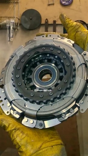 GOLDEN HANDS MECHANIC 😉 on Instagram: "DSG7 DQ200 Clutch Replacement. • In this video, the clutch replacement process for the DSG7 DQ200 gearbox (designation 0AM) is shown. At the time of recording, the gearbox has already been removed, since the clutch in this transmission is installed inside the gearbox housing. • The DSG7 DQ200 is a preselective dual-clutch transmission, where correct operation strongly depends on precise adjustment. To replace the clutch properly, special tools are required