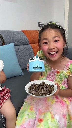 Cool Items! Craving some sunflower seeds? This gadget has you covered!#creative #gadgests #viral