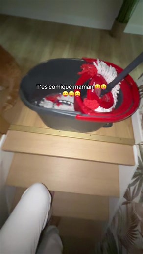 Robot de Lave et Escaliers : Une Situation Comique