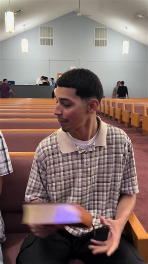Ven a la iglesia hoy — invita a un amigo y acompáñanos a las 11:00