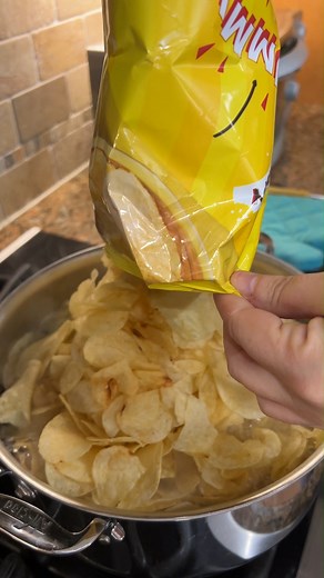 Mashed Potato CHIPS - This is so much easier than peeling all of those potatoes and no one will ever know the difference #thanksgiving #fblifestyle #mashedpotatoes Rebecca JS and Network Media LLC | Possibly Genius