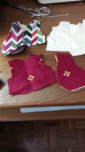 All the vests are already cut, ready for sewing... Tomorrow my doll have new clothes to wear....