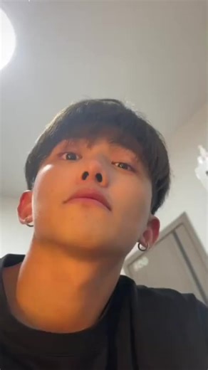 Hôn Màn Hình: Xu Hướng Trai Đẹp 2023