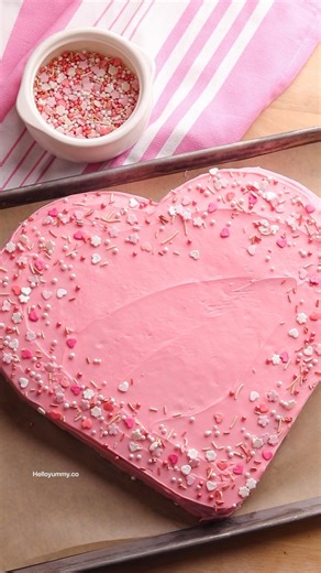 Make this easy heart cake perfect for Valentine's Day! 💕 recipe below 👇🏼 #valentinetreats #valentinecake | Hello, Yummy