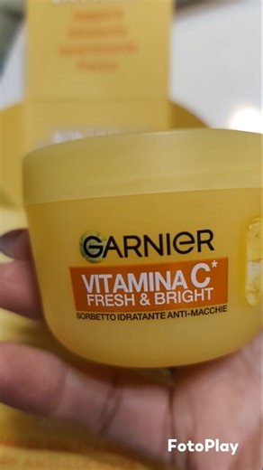 lucia di tommaso on Instagram: "Una così.. .. Non l'hai mai provata! Proprio una bella presentazione per questa crema sorbetto della @garnieritalia Parliamo di una crema dalla texture extra leggera, idrata per 48 ore e controlla l'effetto lucido per 8 ore Grazie alla presenza di niacinamide e vitamina C uniforma l'incarnato, minimizza i pori e riduce le macchie Avremo così una pelle luminosa per tutto il giorno Si asciuga velocemente e lascia una sensazione di freschezza e setosità sulla pelle O