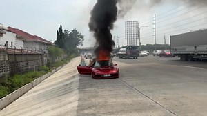 PANOORIN: Nasunog ang sports car na minamaneho ng negosyanteng si Angie Mead King sa kalagitnaan ng South Luzon Expressway nitong Huwebes, November 7. Ibinahagi ni King sa Instagram ang kaniyang naging karanasan matapos masunog ang kaniyang two-seater na Acura NSX, na pinarada niya sa gilid ng highway sa bahagi ng Southwoods. "This is such a crazy experience. The car is gone," ani King. "Thanks for checking, I'm alive," ayon sa kaniya. "The car is dead, literally gone. Caught on fire after the E