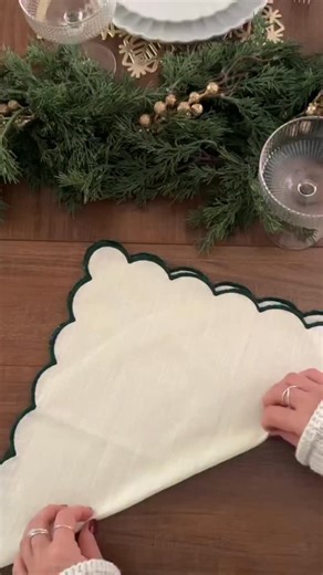 Flower napkin fold 🌸 which one is your favourite ✨ . . . . . #napkinfolding #tipsandtricks #howtofold #christmas #christmashosting #holidayhome #holidayhosting #christmasdecor #kitchen #flowernapkinfold #christmstablesetting #tablescapestyling #christmastree #flowernapkinfold | Homewithanita