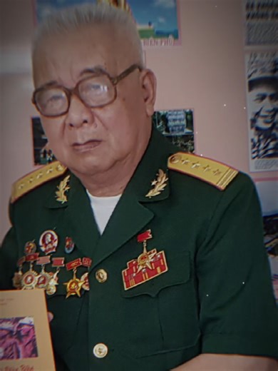 Hoàng Đăng Vinh (1935-2019) Ông là một sĩ quan quân đội nhân dân Việt Nam, cấp bậc Đại Tá. Đồng chí Hoàng Đăng Vinh sinh năm 1935, quê ở tỉnh Hưng Yên. Tuổi thơ của Hoàng Đăng Vinh là những chuỗi ngày gắn với đồng ruộng và chiếc vó bè. Có lần vào năm 17 tuổi, trong một đêm đi cất vó, thấy địch đi càn, ông trốn chạy từ lều vó bè ra ruộng lúa, bị quân Pháp bắt được. Nghi Hoàng Đăng Vinh là Việt Minh, chúng đã đánh đập dã man cho đến lúc ông ngất đi, sau đó lôi về bốt và nhốt vào buồng giam bỏ đói,