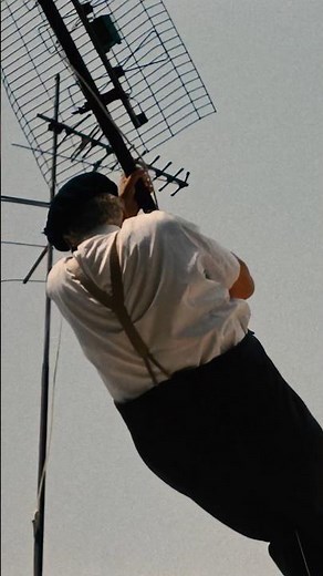 Paolo Villaggio e l'antenna della TV che non va 😂! Dal film Fantozzi va in pensione (1988)