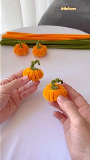 A Tiny Pumpkin with Pipe Cleaners #diy #pipecleaners #halloweendiy #pumpkin
