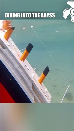 Cardboard ship Titanic sinking, underwater footage #rcships #shipmodel #titanic #sinkingship