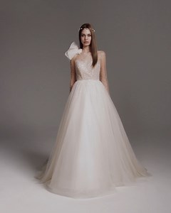 This soft gold shade #VeraWangBride 'Marion' wedding dress features an illusion neckline and long sleeves adorned with hundreds of sparkly beads allover, finished with a statement shoulder floral accent!🌷🌷 https://bit.ly/3riv02s #WeddingDressRental #租婚紗 | Designer Bridal Room, Hong Kong